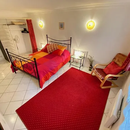 Centre Of Olonzac, 2 Bedrooms & Private Sunny Rooftop Terrace *