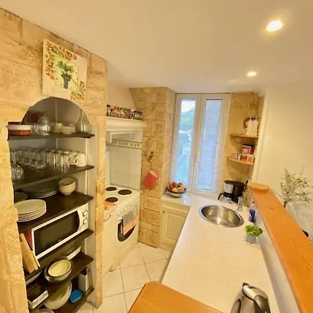 Centre Of Olonzac, 2 Bedrooms & Private Sunny Rooftop Terrace Holiday home *