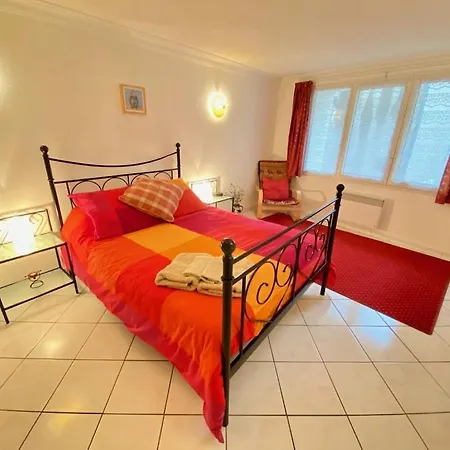 Centre Of Olonzac, 2 Bedrooms & Private Sunny Rooftop Terrace