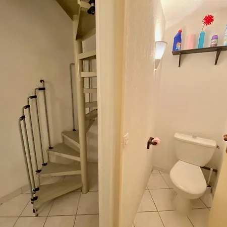 Centre Of Olonzac, 2 Bedrooms & Private Sunny Rooftop Terrace Holiday home *