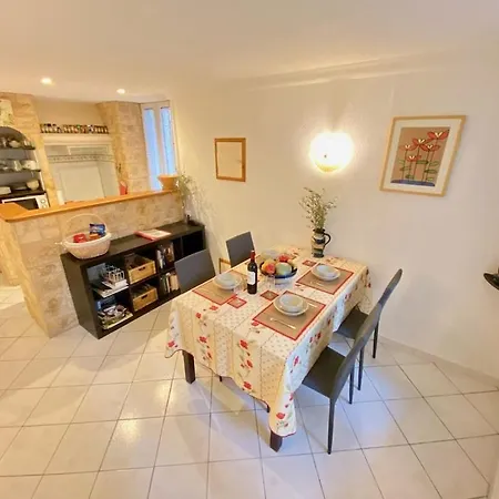 Centre Of Olonzac, 2 Bedrooms & Private Sunny Rooftop Terrace *