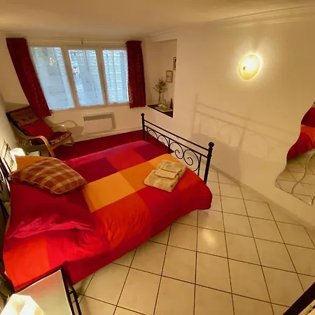 Tatil Evi Centre Of Olonzac, 2 Bedrooms & Private Sunny Rooftop Terrace *
