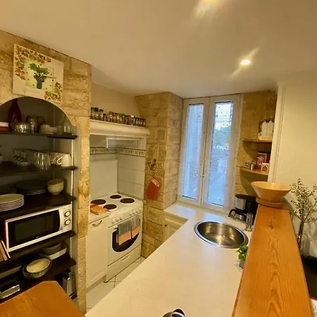Centre Of Olonzac, 2 Bedrooms & Private Sunny Rooftop Terrace * Olonzac