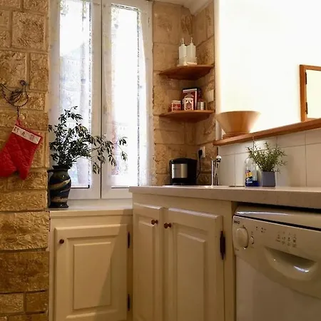 Centre Of Olonzac, 2 Bedrooms & Private Sunny Rooftop Terrace Holiday home