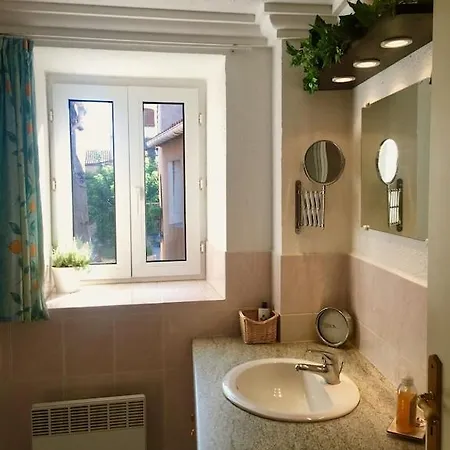 Centre Of Olonzac, 2 Bedrooms & Private Sunny Rooftop Terrace Holiday home *