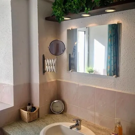 Centre Of Olonzac, 2 Bedrooms & Private Sunny Rooftop Terrace * Olonzac