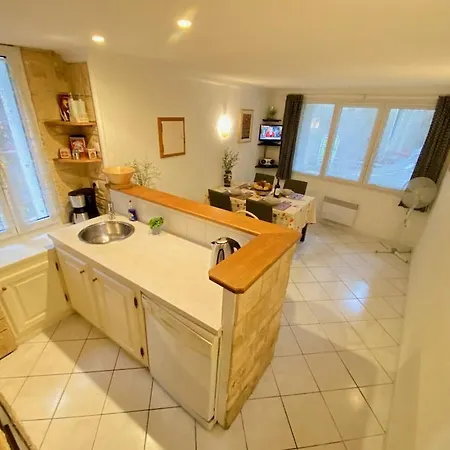 Centre Of Olonzac, 2 Bedrooms & Private Sunny Rooftop Terrace Holiday home *