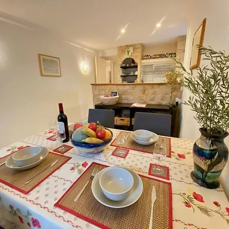 Centre Of Olonzac, 2 Bedrooms & Private Sunny Rooftop Terrace Holiday home *