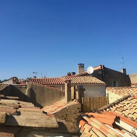 Centre Of Olonzac, 2 Bedrooms & Private Sunny Rooftop Terrace