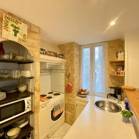 Centre Of Olonzac, 2 Bedrooms & Private Sunny Rooftop Terrace *