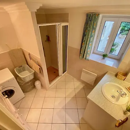 Centre Of Olonzac, 2 Bedrooms & Private Sunny Rooftop Terrace