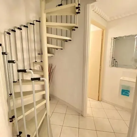 Centre Of Olonzac, 2 Bedrooms & Private Sunny Rooftop Terrace *