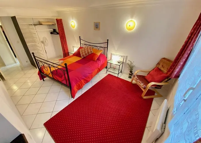 Centre Of Olonzac, 2 Bedrooms & Private Sunny Rooftop Terrace *