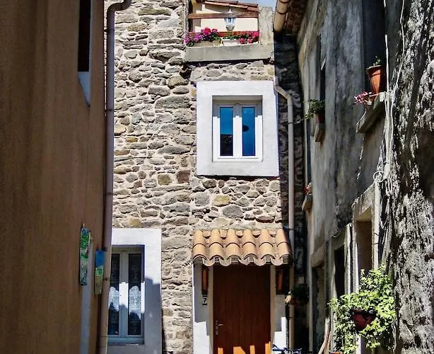 Centre Of Olonzac, 2 Bedrooms & Private Sunny Rooftop Terrace * Olonzac