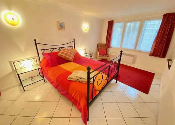 Centre Of Olonzac, 2 Bedrooms & Private Sunny Rooftop Terrace