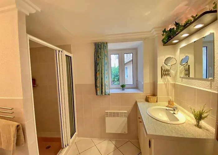 Tatil Evi Centre Of Olonzac, 2 Bedrooms & Private Sunny Rooftop Terrace Olonzac