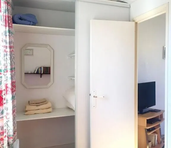 Centre Of Olonzac, 2 Bedrooms & Private Sunny Rooftop Terrace Tatil Evi Olonzac