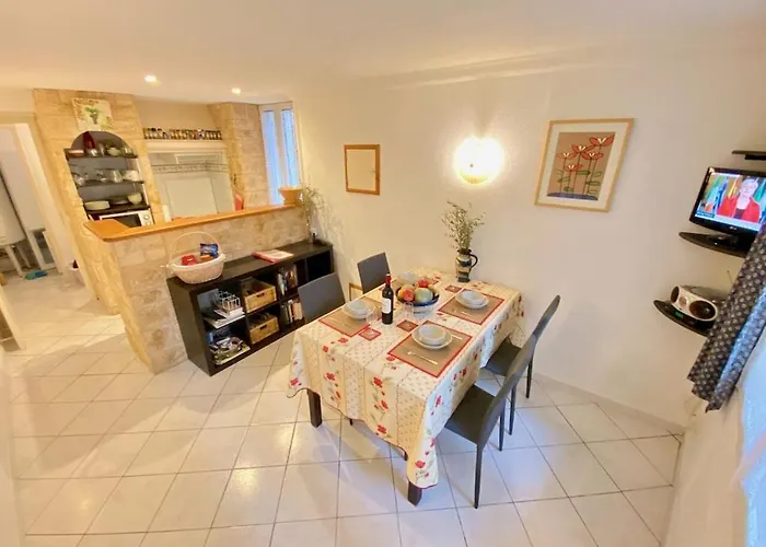 Centre Of Olonzac, 2 Bedrooms & Private Sunny Rooftop Terrace *