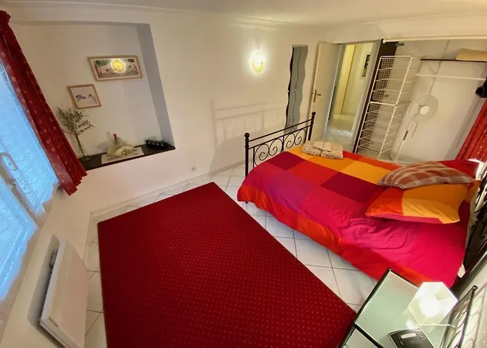 Centre Of Olonzac, 2 Bedrooms & Private Sunny Rooftop Terrace Tatil Evi *