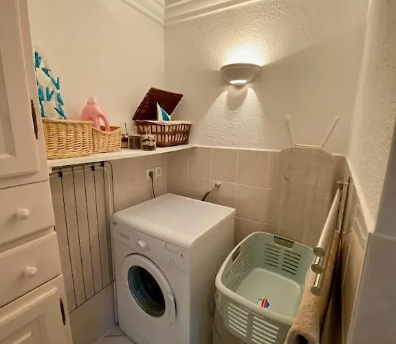 Centre Of Olonzac, 2 Bedrooms & Private Sunny Rooftop Terrace Tatil Evi Olonzac