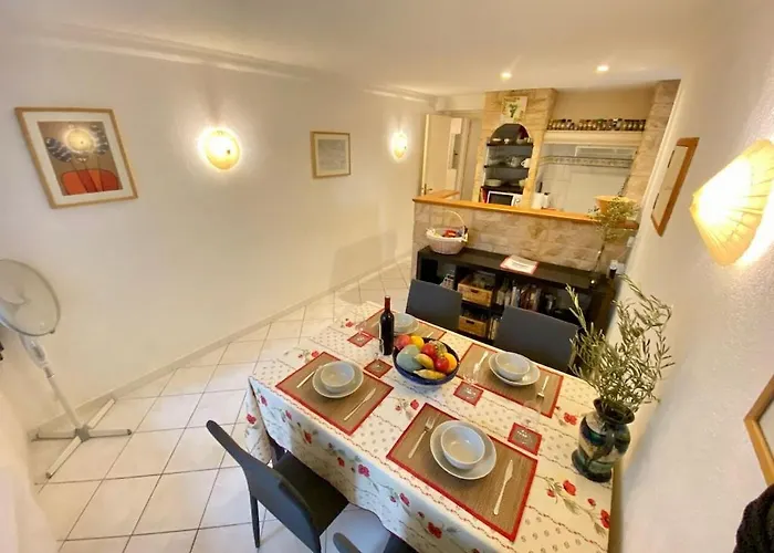 Tatil Evi Centre Of Olonzac, 2 Bedrooms & Private Sunny Rooftop Terrace *