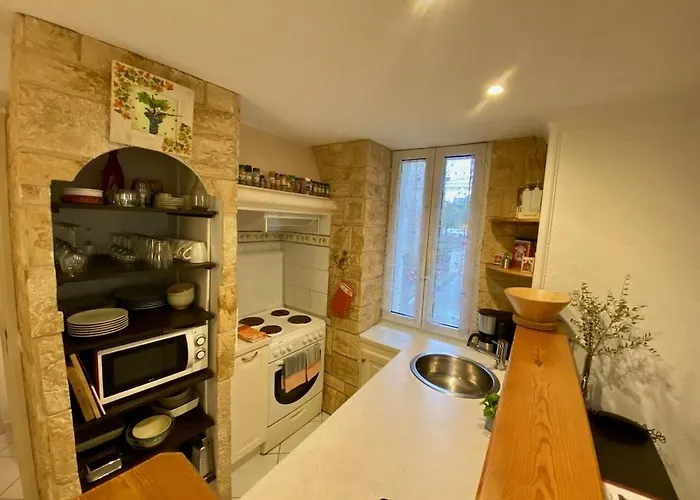 Centre Of Olonzac, 2 Bedrooms & Private Sunny Rooftop Terrace * Olonzac