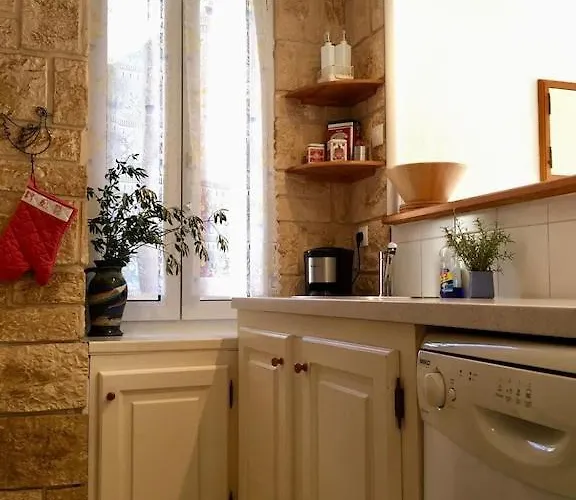Centre Of Olonzac, 2 Bedrooms & Private Sunny Rooftop Terrace Tatil Evi
