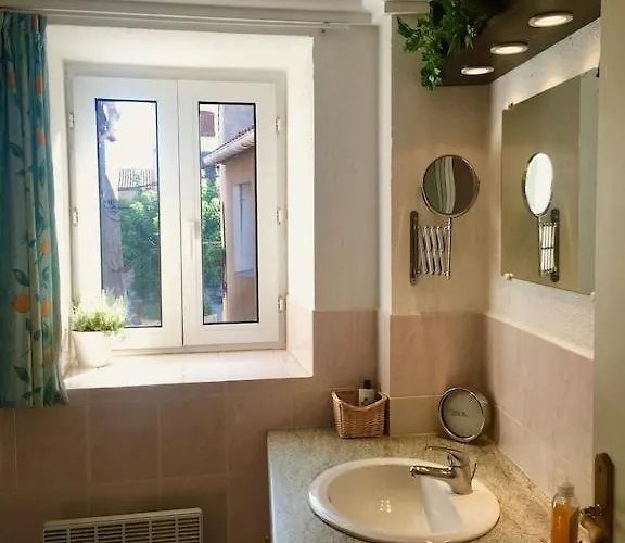 Centre Of Olonzac, 2 Bedrooms & Private Sunny Rooftop Terrace Tatil Evi *