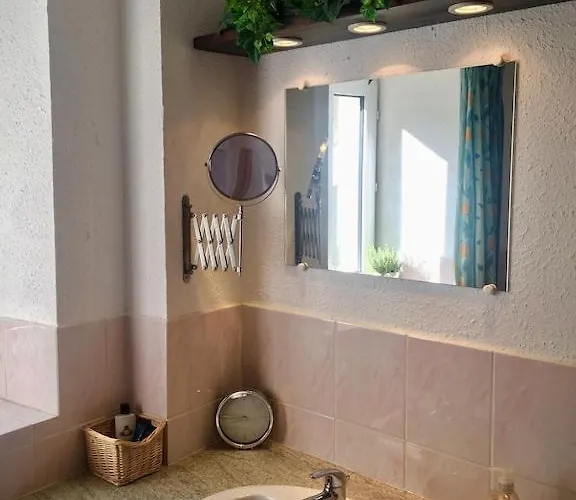 Centre Of Olonzac, 2 Bedrooms & Private Sunny Rooftop Terrace * Olonzac