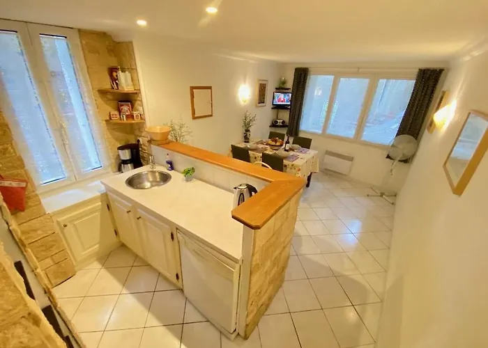 Centre Of Olonzac, 2 Bedrooms & Private Sunny Rooftop Terrace Tatil Evi *