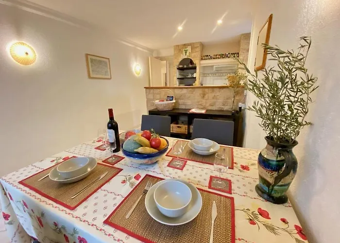 Centre Of Olonzac, 2 Bedrooms & Private Sunny Rooftop Terrace Tatil Evi *