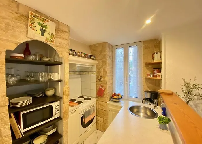 Centre Of Olonzac, 2 Bedrooms & Private Sunny Rooftop Terrace *
