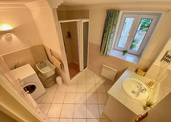 Centre Of Olonzac, 2 Bedrooms & Private Sunny Rooftop Terrace