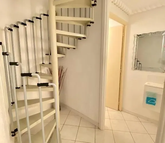 Centre Of Olonzac, 2 Bedrooms & Private Sunny Rooftop Terrace *